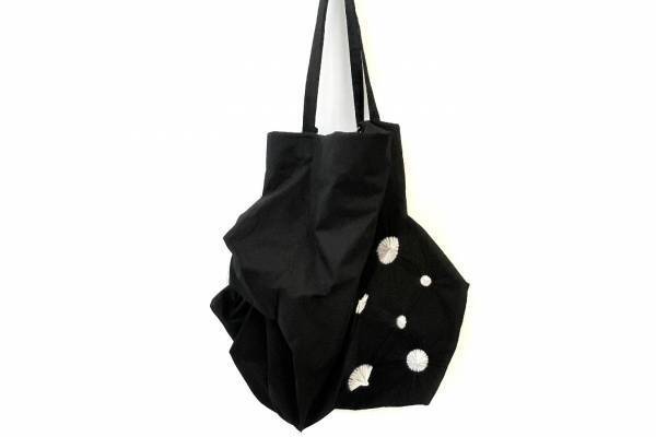 ディスコード ヨウジヤマモト、伝統的な“絞り”の水玉トートバッグ＆個性的な表情の革小物など