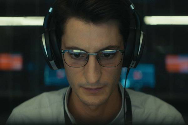 映画『ブラックボックス：音声分析捜査』“音だけ”で真実を暴くサスペンススリラー、ピエール・ニネ主演