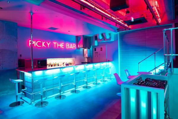 「ピッキー ザ ショップ / バー」奈良裕也手掛けるショップ＆バーが表参道に、オリジナルTシャツなど