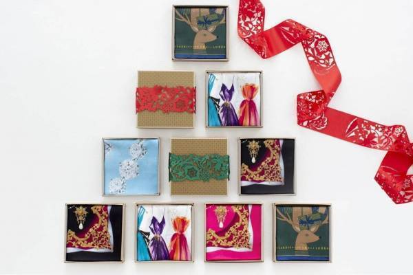 “キラキラ”オーナメント＆鹿のクリスマスハンカチ、クラシクス・ザ・スモールラグジュアリの新作