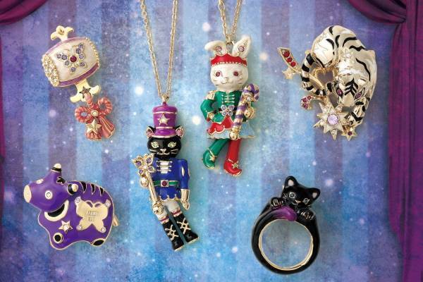 アナ スイ新作ジュエリー、“くるみ割りネコ”のネックレス＆パープルのあかべこブローチなど