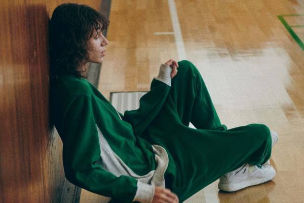 ディガウェルの限定スウェット、杢グレーの配色を効かせたフーディー＆テーパードスウェットパンツ