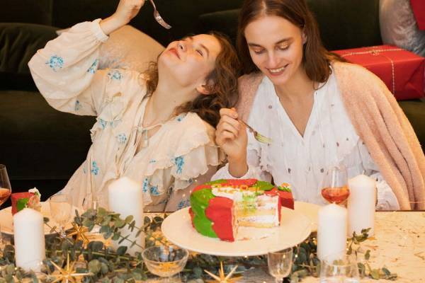 スナイデル ホームのクリスマスルームウェア、しっとり“シアバター加工”を施したフリルワンピースなど