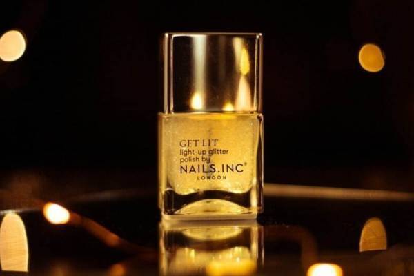 ネイルズ インク2021年クリスマスコスメ、キャンドルのように“光が灯る”グリッターネイル