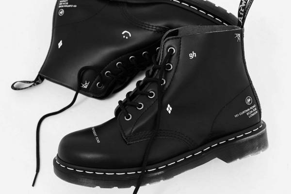 ドクターマーチン×英国セレクトショップ「グッドフッド」のブーツ、ホワイトステッチやロゴを配して