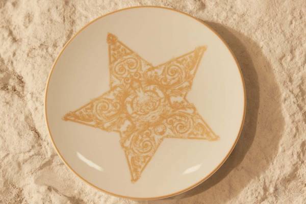 ディオール メゾン“スター＆ボタニカル”柄テーブルウェア、華やかゴールドのリモージュ磁器