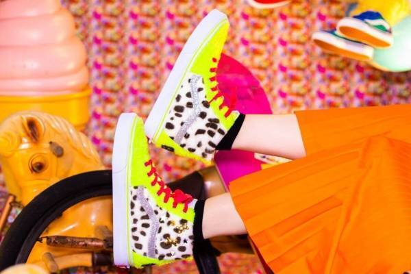 VANS“ぬいぐるみ”着想ダルメシアン柄のファースニーカー、シャンデリア作家とコラボ