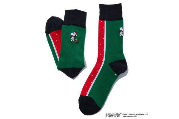 シックストックスから「ピーナッツ」のクリスマス靴下、サンタ帽スヌーピー＆ウッドストックを刺繍で