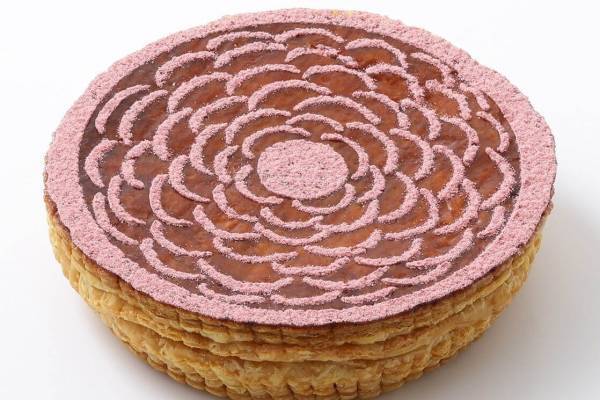 ピエール・エルメ・パリの新年を祝う伝統菓子「ガレット・デ・ロワ」ローズ×ライチのイスパハンなど