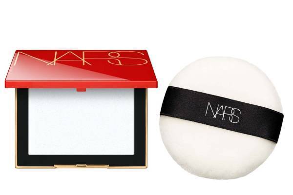 NARS“真っ赤な”パッケージの22年限定コスメ、カルト的人気フェイスパウダー＆4色アイパレ