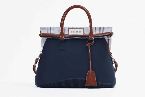 メゾン マルジェラのアイコンバッグ「5AC」ラバー素材×チェック柄ライニングの新作