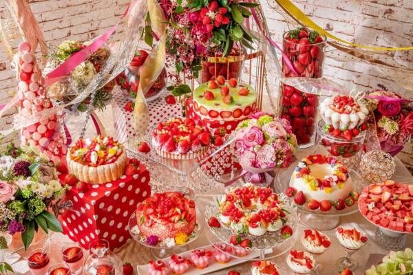 ヒルトン東京の苺デザートビュッフェ、“まるで花束”スミレやバラの香りをまとった苺ケーキ＆タルト