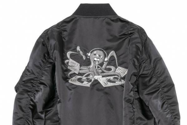 sacai“伝説的レコード”コラボの新作MA-1やフーディー、音源入りUSBが付属