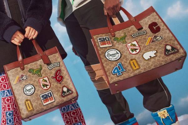 コーチ新作"レキシー"ワッペン付きトートバッグ&スキー着想のカラフルアウターなど