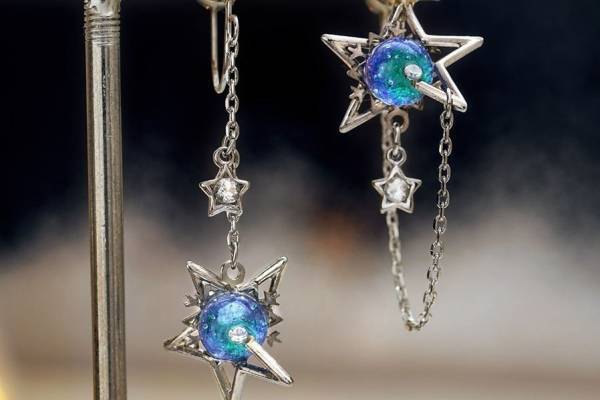 京都発“ピアスのようなイヤリング”「ぴあり」雪のティアラ・流れ星を煌めく“冬色ガラス”で表現