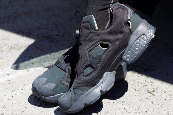 エミ×リーボックのスニーカー「インスタ ポンプ フューリー」異素材アッパー＆半透明ソールをブラックで