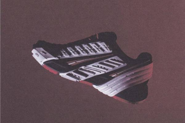 ディーゼル“左右非対称”スニーカー「プロトタイプ」ラバーで包んだ変形アッパー