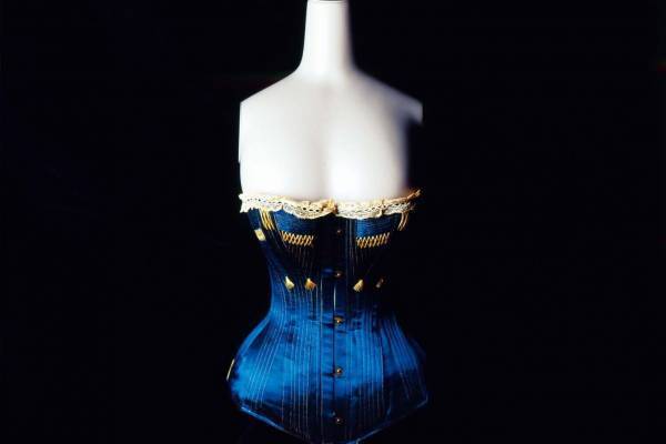 展覧会「奇想のモード」東京都庭園美術館で、“シュルレアリスムとファッション”に通じる美の表現に迫る