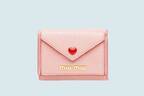 ミュウミュウ“ピンク”のミニ財布 - ハートモチーフやドット柄、チェーンストラップ付きウォレット