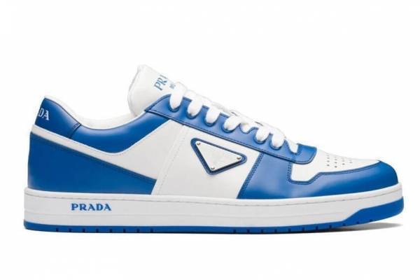 プラダのコレクション「プラダ リナイロン」“ブルー”で彩った新作メンズバッグやスニーカー