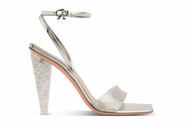 ジャンヴィト ロッシ“煌めくシルバー”サンダル＆ロングブーツ、21年クリスマスの新作