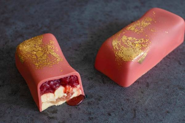 カノーブルからクリスマス限定“苺”の濃厚バターケーキ、じゅわっと広がる苺の果汁