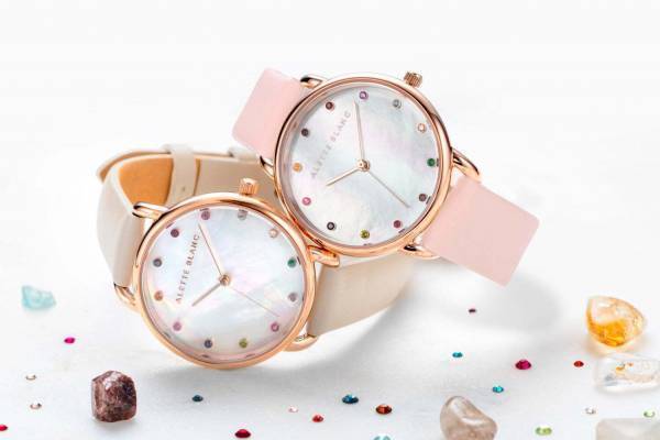 「アレットブラン」クリスマス限定“誕生石”腕時計、パール文字盤にピンクのレザーバンド