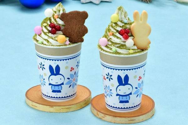 “ミッフィー＆クリスマスツリー”のホットミルクティー、フラワーミッフィー ジュースガーデン浅草に