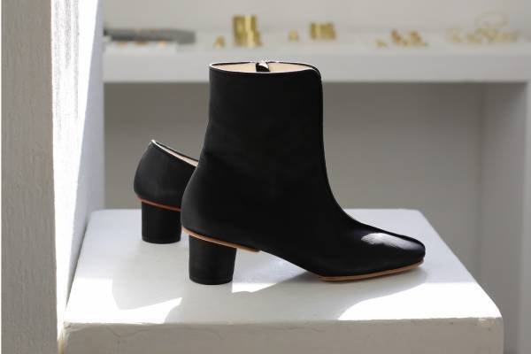 日本発シューズ&小物ブランド「フォート」初の実店舗が蔵前に限定オープン、“三角形”ヒールブーツなど
