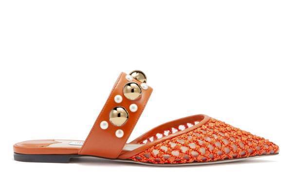 ジミー チュウ22年春ウィメンズシューズ、パール＆スタッズや“天然石”チェーンを飾ったサンダル