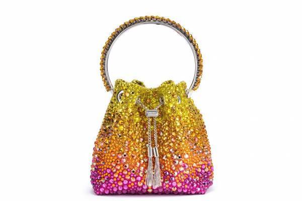 ジミー チュウ22年春ウィメンズバッグ、淡い花柄のサテンバッグやグラデカラーのクリスタルバッグ