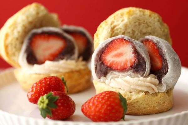 丸の内のスコーン専門店「ベイカーズ ゴナ ベイク」苺大福＆苺バタークリームを挟んだ限定スコーンサンド