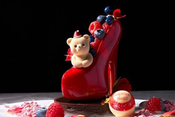 ルワンジュ東京のクリスマス限定メニュー、サンタ帽をかぶった“テディベア”のベリースイーツ