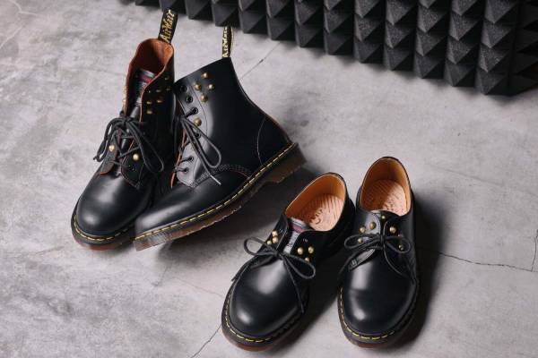 ドクターマーチン×ウルフズヘッド、スタッズを配した「メイド イン イングランド」8ホールブーツなど