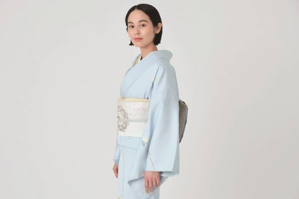 きものやまと“野の花”を描いたパステルカラー加賀友禅、"陶器の花瓶”を思わせる訪問着