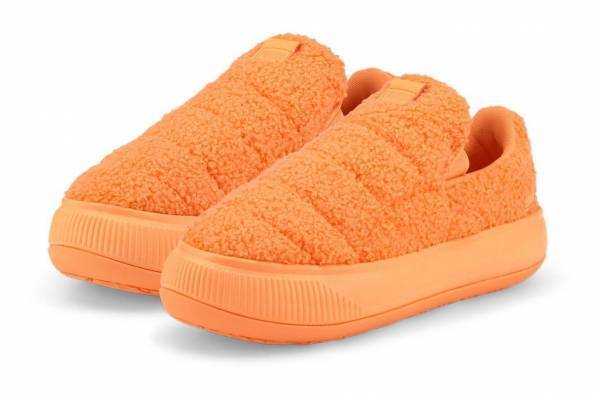 プーマ"もこもこボア"アッパーの厚底ウィメンズスニーカー「スウェード マユ」の新作