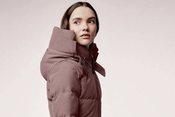 カナダグース「ブラックレーベル」すっきりシルエットのフード付きダウンアウター、メンズ＆ウィメンズで