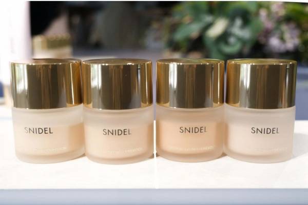 スナイデル ビューティ2022年春夏ベースメイク、新“化粧水仕立て”の二層式ファンデなど
