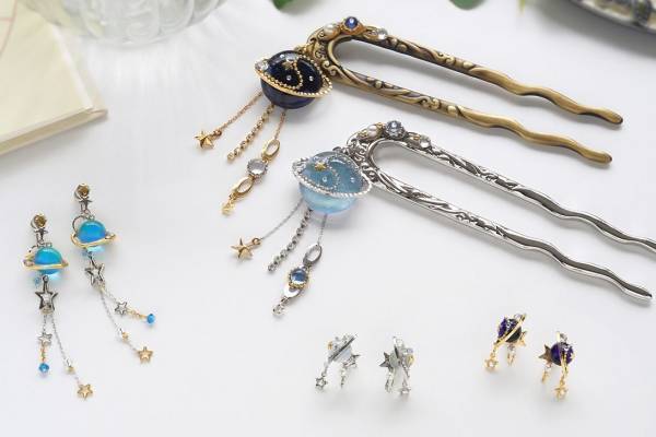 京都発“ピアスのようなイヤリング”「ぴあり」夜空＆朝に輝くガラスの“土星”モチーフ