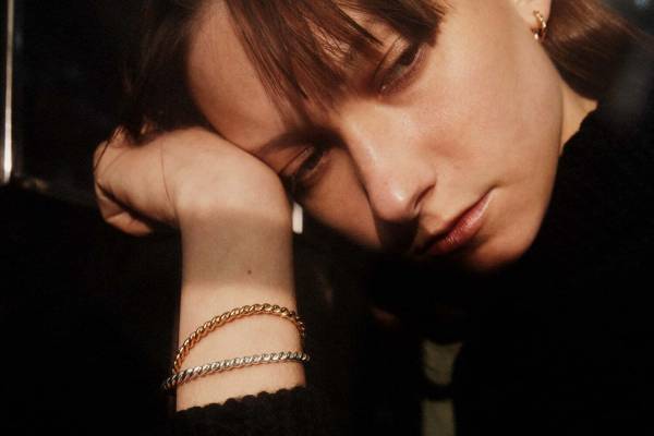 フォーサムワンから初のジュエリー、“しめ縄”モチーフのピアス＆バングルやパールネックレス