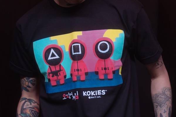 Netflixドラマ「イカゲーム」コラボTシャツがベイトから、鬼役ヨンヒ人形や階段モチーフ