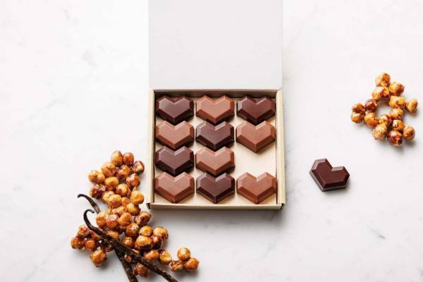 ル・ショコラ・アラン・デュカス2022年バレンタイン、たっぷりのプラリネ入りハート型ショコラなど