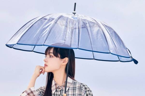 “バンブーハンドル”のおしゃれビニール傘、ビコーズ人気レイングッズに“大人カラー”の新作