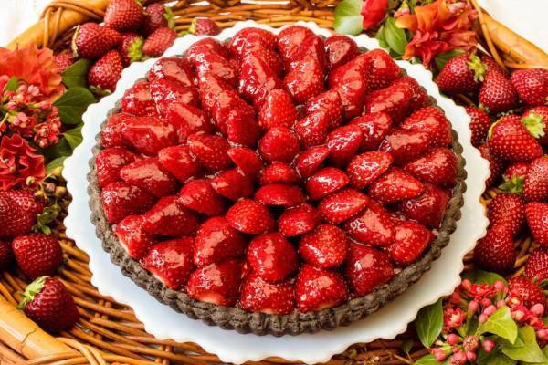 キル フェ ボン“苺尽くし”タルト、希少な白イチゴや人気あまおうなど約20種のイチゴタルト