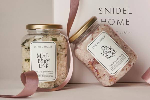 スナイデル ホーム初のバスソルト誕生、“ローズの花びら”広がるリラクシングな香り立ち
