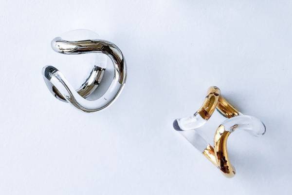 ベレッツア ガラス ジュエリー“ゴールドやシルバー”に輝くガラスアクセサリー、重ね付け風イヤーカフ