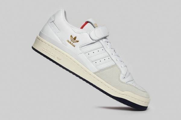 アディダス×SNSの新作スニーカー - 80年代名作バスケシューズをベースに、金の箔押しロゴを配して