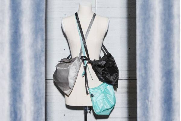 Y's 表参道限定の軽量ナイロンバッグ、ドレープが崩れない立体ショルダー