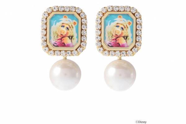 パメオポーズ「ミス・ピギー」大ぶりパールピアスやハート付きチョーカー、“おもちゃ”風クラッチも