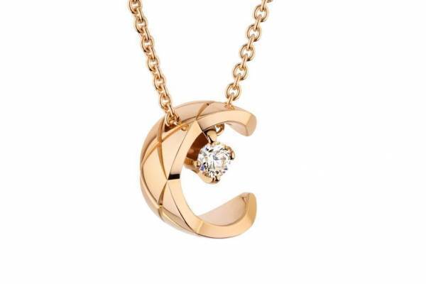 シャネル「ココ クラッシュ」新作ジュエリー、キルティング×ゴールドの“C字型”フープイヤリング